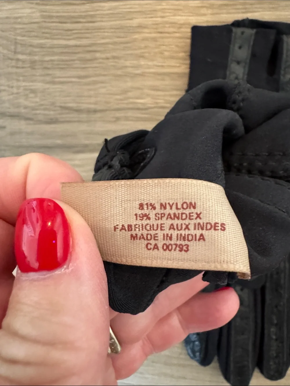 Isotoner One Size stretch gloves